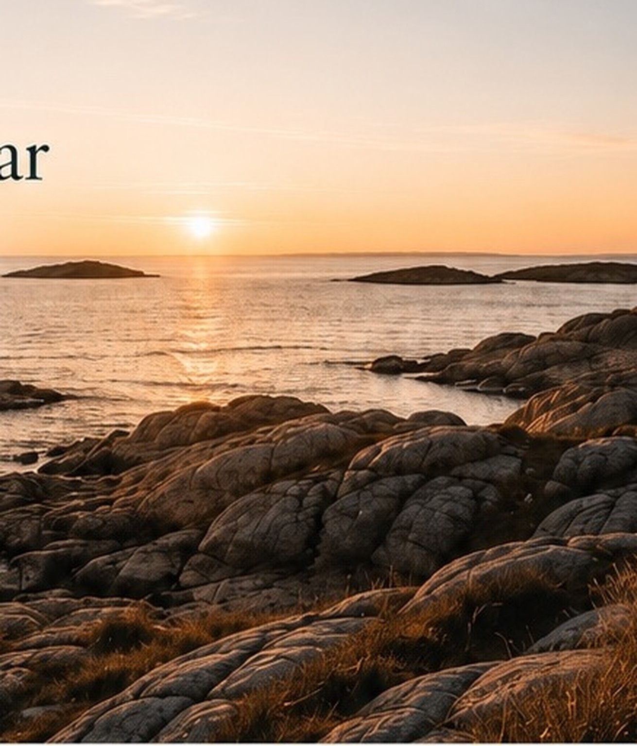 Solnedgång över klippor vid havet